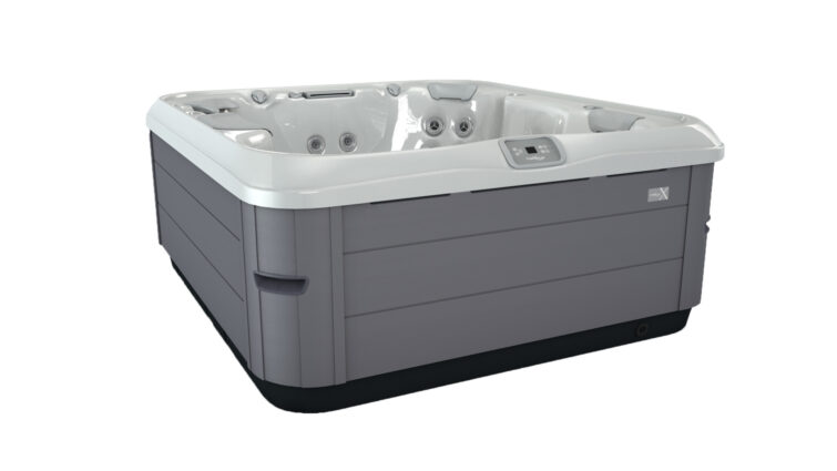 Moderná vírivka s hydromasážnymi tryskami, sivý obklad a biela vaňa, vonkajšia jacuzzi s ovládacím panelom.