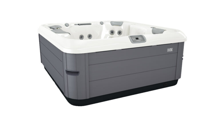 Moderná hydromasážna vírivka s tryskami a digitálnym ovládaním, sivý obklad, biela vaňa – domáce wellness spa.