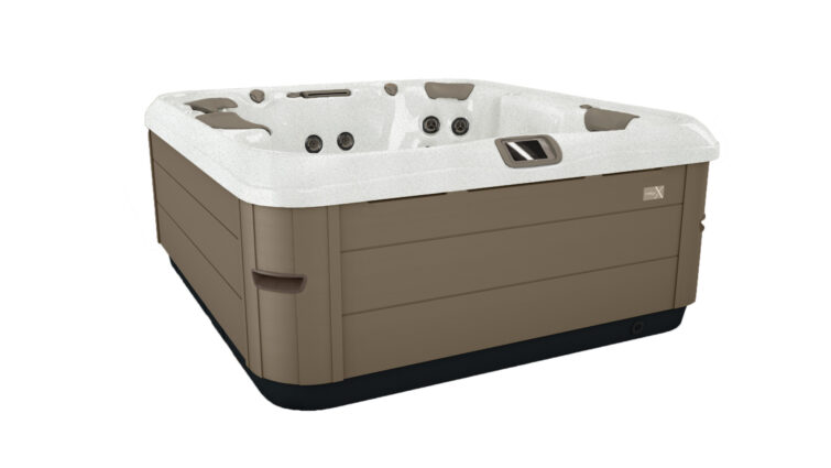 Vírivka pre 5 osôb, vonkajšia hydromasážna vaňa s tryskami, hnedý obklad a biela škrupina - moderné spa do záhrady.