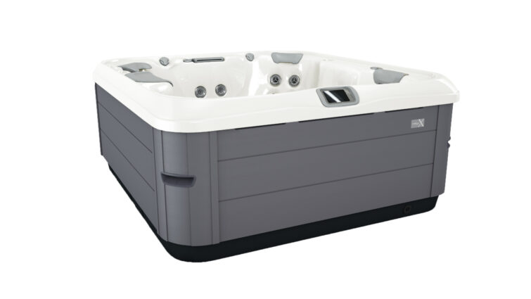 Sivá štvorcová vírivka s hydromasážnymi tryskami, pre 4–6 osôb; moderná záhradná spa na relax.