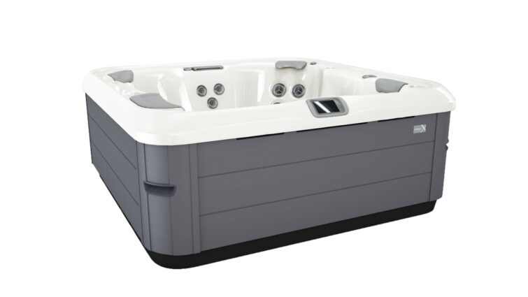 Moderná hydromasážna vírivka Jacuzzi so sivým obkladom a bielym vnútrom – exteriérové spa pre domáci wellness.